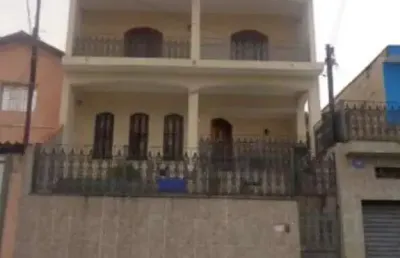 Amplo sobrado com 4 dormitórios, 2 suítes e edícula – excelente oportunidade!