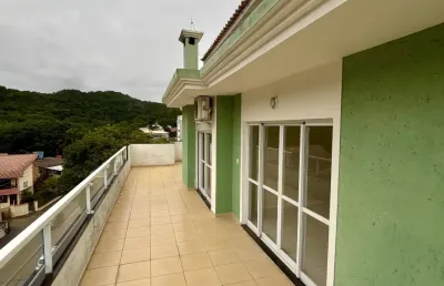 Imperdível cobertura a 700 metros da praia de jurere