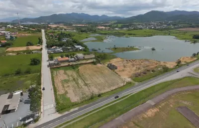 Excelente terreno comercial/residencial em governador celso ramos com 5.950 m², à 1,2 kms da br-101 e a menos de 3 kms do anel viário da grande florianópolis. ótimo para galpão de centro de distribuiç