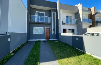Lindo sobrado com 2 suítes, varanda, em uma localização com muito verde e fácil acesso.