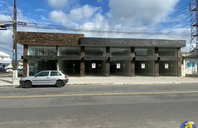 Loja para locação anual em guaratuba -sala comercial, 38,00 m2 útil, 2 banheiros e espaço descoberto nos fundos.
