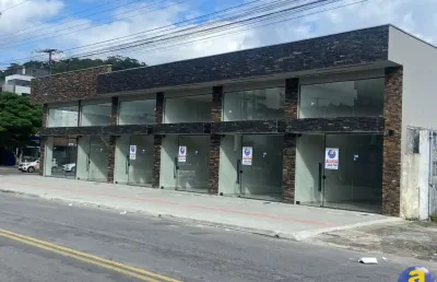 Loja para locação anual em guaratuba -sala comercial, 38,00 m2 útil, 2 banheiros e espaço descoberto nos fundos.