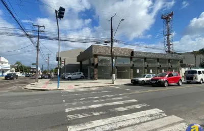 Loja para locação anual em guaratuba -sala comercial, 38,00 m2 útil, 2 banheiros e espaço descoberto nos fundos.