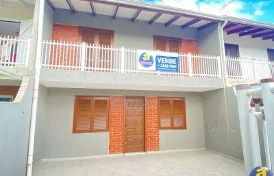 Excelente sobrado totalmente reformado a aprox. 6 quadra da praia central.