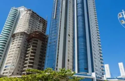 Luxuoso apartamento | frente mar | 4 suítes com 4 vagas de garagem no centro de balneário camboriú/sc - imobiliária áfrica