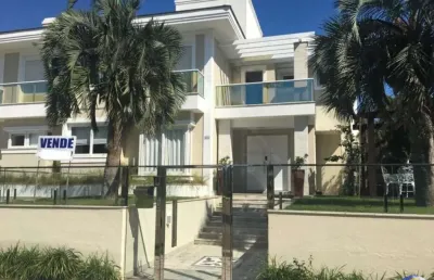 Excelente casa a 80m do mar, 4 suítes sendo 2 demi-suítes com 3 vagas de garagem em jurerê internacional florianópolis/sc - imobiliária áfrica