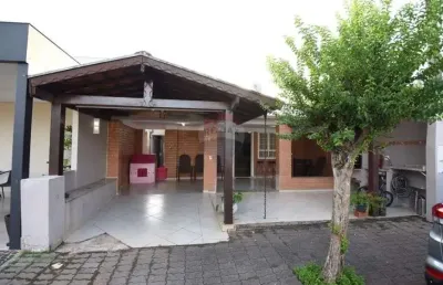 Cada à venda no condominio petit village com 3 dormitórios.