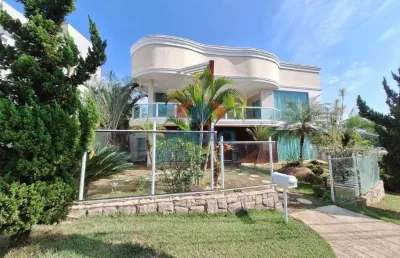 Bela casa alto padrão para compra, com 4 dormitórios sendo dos suítes.