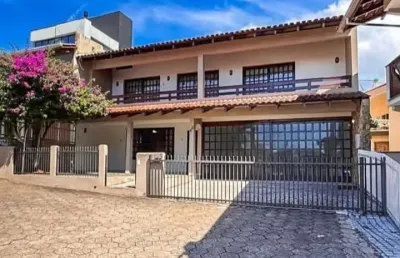 Excelente sobrado averbado no centro de barra velha com 269,92 m² privativos!!