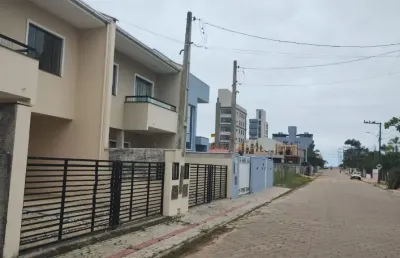 Sobrado com 03 dormitórios, sendo 01 suíte, localizado a 200 metros da praia de itajuba - barra velha
