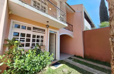 Um refúgio urbano, casa com 3 dormitórios e com quintal grande em rua tranquila