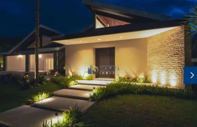 Casa térrea de alto padrão (3 degraus da sala para os quartos), amplamente reformada, localizada no condomínio