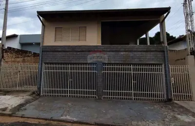 Casa á venda, com 3 quartos, garagem para 2 carros próximo a avenida pinheiro machado