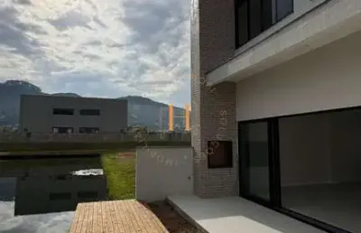 Casa em condomínio fechado com 3 quartos à venda na avenida deltaville, 360, deltaville, biguaçu por r$ 1.690.000