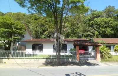 Oportunidade imperdível - casa à venda em joinville com excelente localização! possui 3 quartos, 1 suíte + edícula