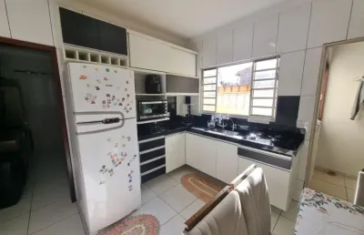 Linda casa , com cozinha planejada , boa localização, próxima de mercado , açougue, farmácia