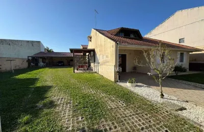 Imóvel amplo: casa + sobrado em terrenos unificados à 190m do mar