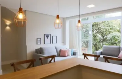 Chalé tem uma suíte  quarto  cama queen, banheira. terreo 1 sala com dois sofas cama casal e cozinha e varanda com vista para vale