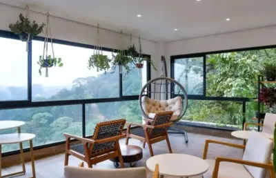 A melhor vista das montanhas com linda piscina aquecida com borda infinita. carpe diem boutique spa