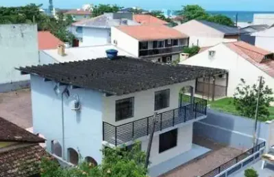 Sobrado para 10 pessoas á 100 metros da praia da barra do saí!