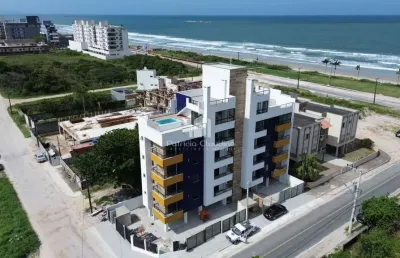 Cobertura triplex a 100 metros da praia, com 04 dormitórios (sendo 02 suítes)