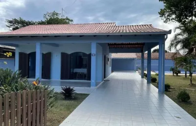 Casa com piscina para 13 pessoas á 180 metros da praia!