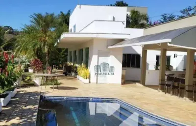 Casa com quatro quartos sendo 1 e  suíte e 4 banheiro