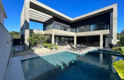 Casa em condomínio fechado com 5 quartos à venda na rua das baúnas, 53, jurerê internacional, florianópolis, 513 m2 por r$ 13.500.000