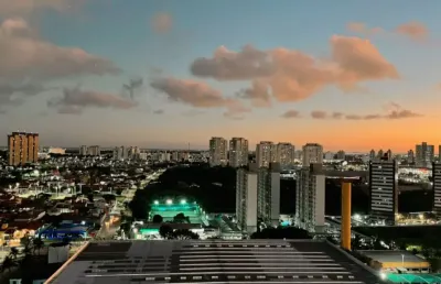 Apartamento com 02 vagas, andar  alto, ventilado e para o nascente, no cond. queridinho da br 101