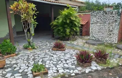 Ótima casa com 5 quartos, 2 suítes, 4 vagas e churrasqueira a 150 metros da praia