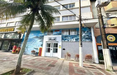 Excelente oportunidade: apartamento no centro de peruíbe, a 200m da praia e próximo a tudo!