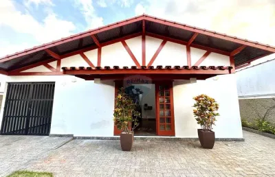Imperdível no stella maris!   casa térrea, a poucos passos da praia, com 3 quartos (2 suítes), pé-direito elevado e área gourmet.