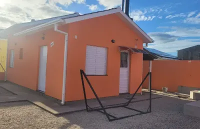 Vendo casa laranjal c dois dormitorios, piscina e churrasqueira.
