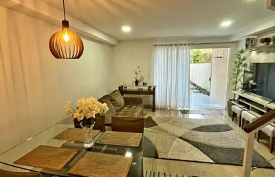 Casa triplex em condomínio com área de lazer em petrópolis!