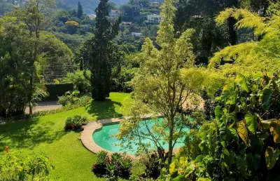 Belíssima casa linear à venda em nogueira, petrópolis-rj