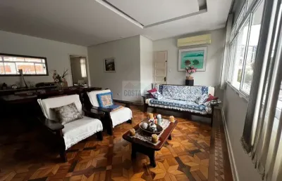 Casa sobreposta alta à venda, na ponta da praia, em santos.