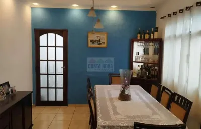 Casa com 275 m², são 3 quartos, 2 banheiro, sala para 2 ambientes, 3 vagas de garagem