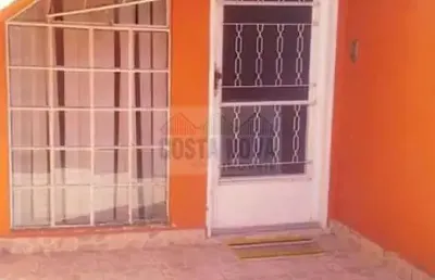 Casa sobreposta baixa com 67m² , com 2 quartos, sala e garagem coberta em são vicente