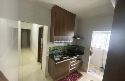 Casa sobreposta com 2 quartos na nova mirim (aloha) praia grande-sp