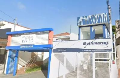 Excelente prédio comercial com 230m², com 7 salas, 6 banheiros, 3 vagas com saída para as 2 ruas