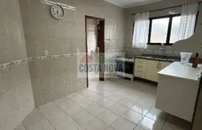 Amplo apto 2 dormitórios com varanda e vaga demarcada no marapé ? 81m² e lazer no prédio