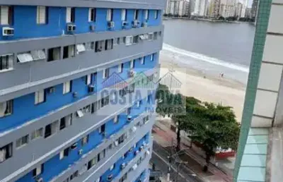Amplo 1 dormitório com vista lateral para o mar e ótima localização em são vicente