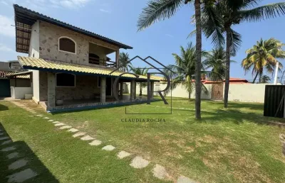 Belíssima casa a 50m da praia, em condomínio fechado!