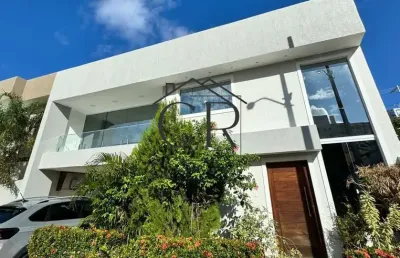 Linda casa em condomínio fechado com excelente localização!