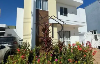 Linda casa em condomínio fechado com piscina privativa!