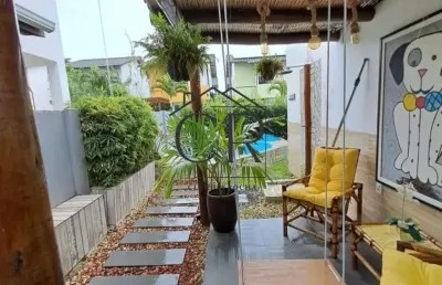 Linda casa com piscina privativa em condomínio fechado!