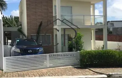 Excelente casa duplex em condomínio fechado com total infraestrutura!