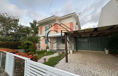 Excelente casa em condomínio fechado com total infraestrutura!