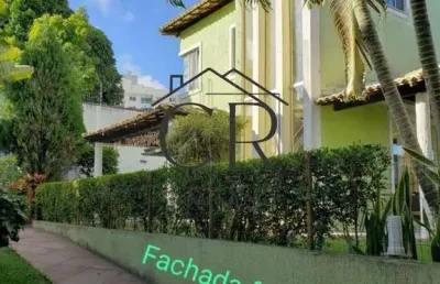 Fantástica casa em condomínio fechado com mega área externa e muito verde!!