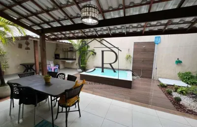 Fantástica casa em condomínio com portaria 24h, com piscina privativa e aquecida!